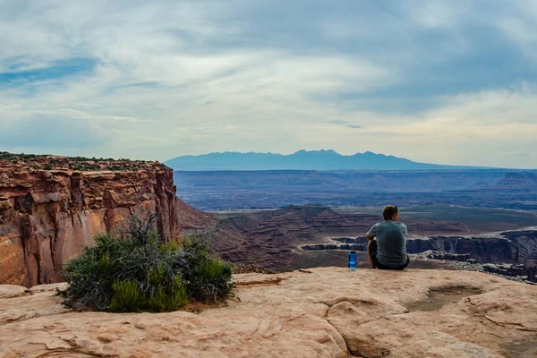 Senderista masculino toma en Grand View en el Parque Nacional Canyonlands — Foto de Stock