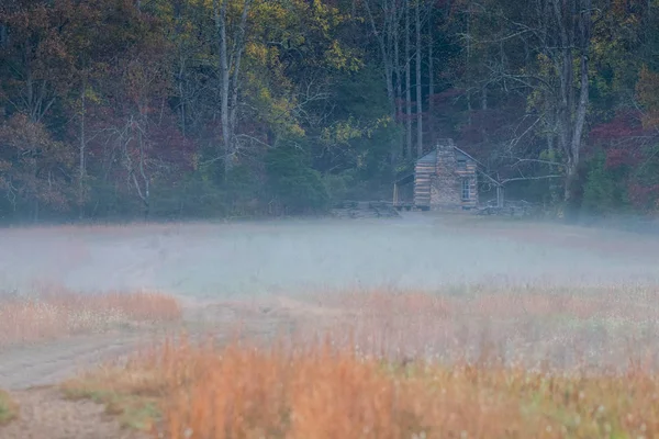 Cabaña de registro en niebla matutina — Foto de Stock