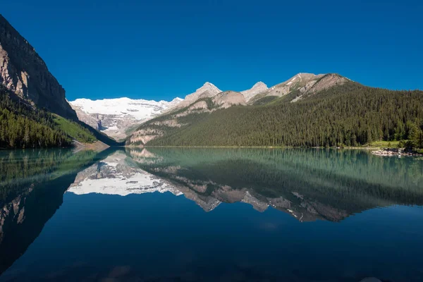 Morning Reflections at Lake Louise — Stock Photo, Image