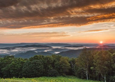 Güneş batmadan sisli dağlar aşağıda