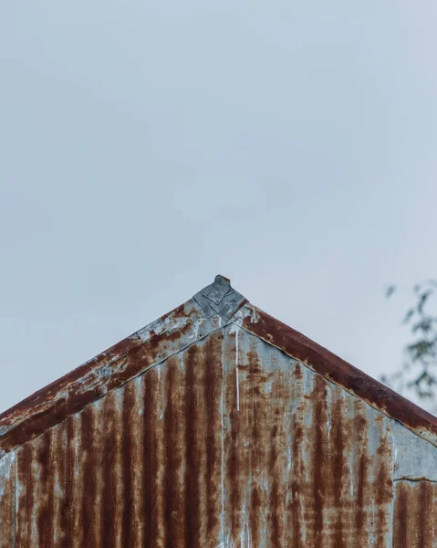 Borde del techo de metal oxidado —  Fotos de Stock