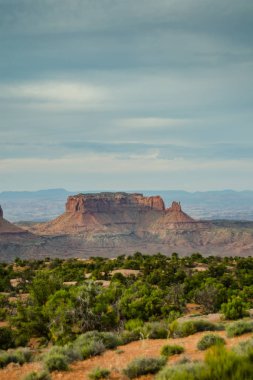 Çöl ve kaya oluşumu Canyonlands Island gökyüzünde
