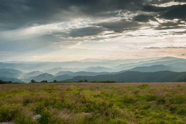 Nebliger Blick auf die Berge von roung bald auf der at — Stockfoto