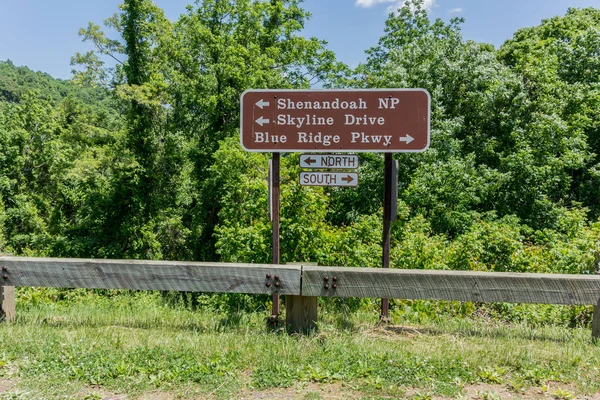 Skyline Drive e Blue Ridge Parkway sinal — Fotografia de Stock