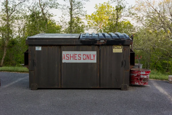 Пепел только мусорный бак — стоковое фото