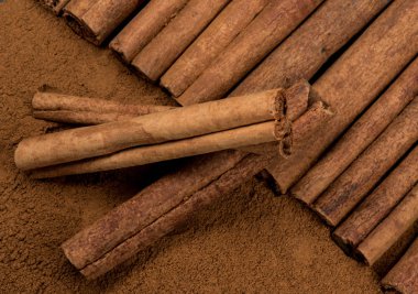 Tarçın tarçın ile üç sopa olarak üstüne döşeme