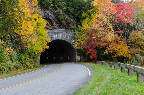 Tunnel de la promenade Blue Ridge à l'automne — Photo