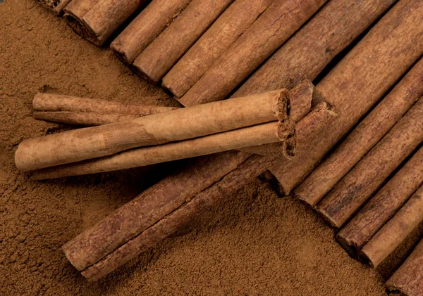 Tarçın tarçın ile üç sopa olarak üstüne döşeme