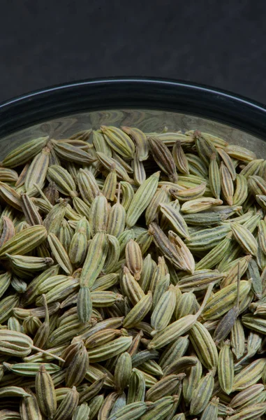 Закройте чашу семян фенхеля — стоковое фото