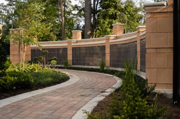 Columbarium Walkway Through Quiet Park — Fotografie, imagine de stoc