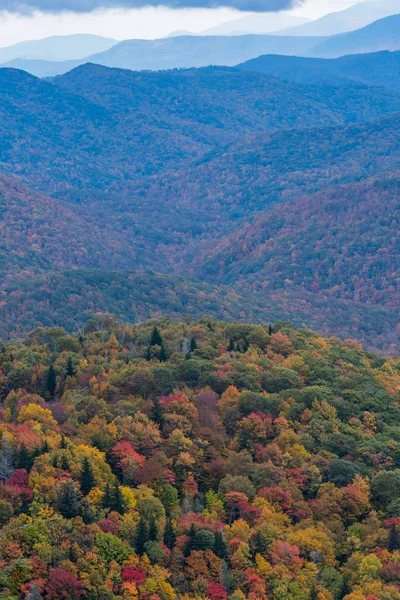 Değişen yaprakları ve Dağları inişli çıkışlı — Stok fotoğraf