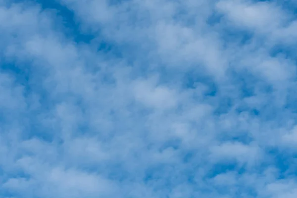 Wiispy finas nuvens no céu azul — Fotografia de Stock