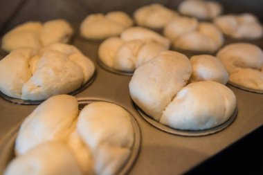 Akşam yemeği rulo çörek teneke içinde yükselen
