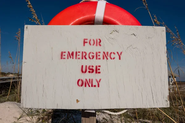 Для экстренного использования только знак на спасательном буе — стоковое фото