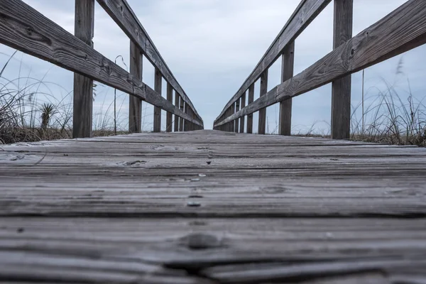 Boardwalk Dunes üzerinde düşük açılı görünümü — Stok fotoğraf