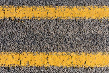 Texas karayolu üzerinde yıpranmış sarı şerit