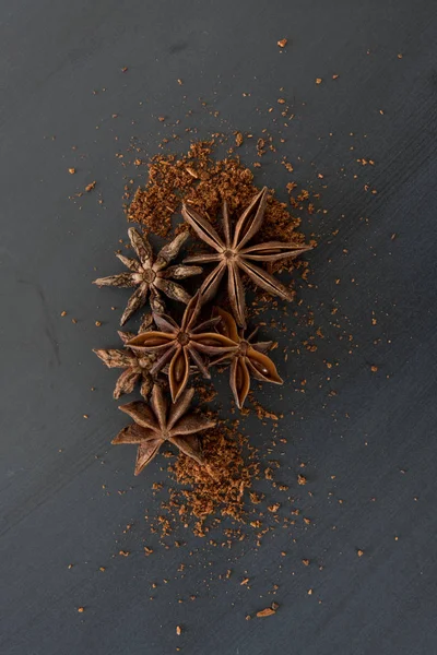 Close Up of Ground and Whole Star Anise — Fotografia de Stock