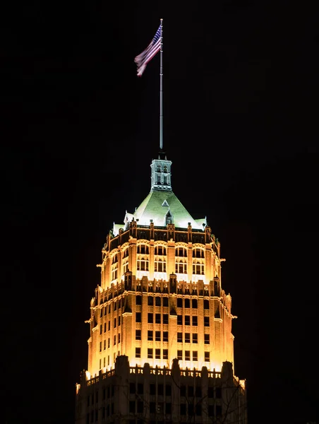 Flaga leci powyżej budynku Life Tower w nocy — Zdjęcie stockowe