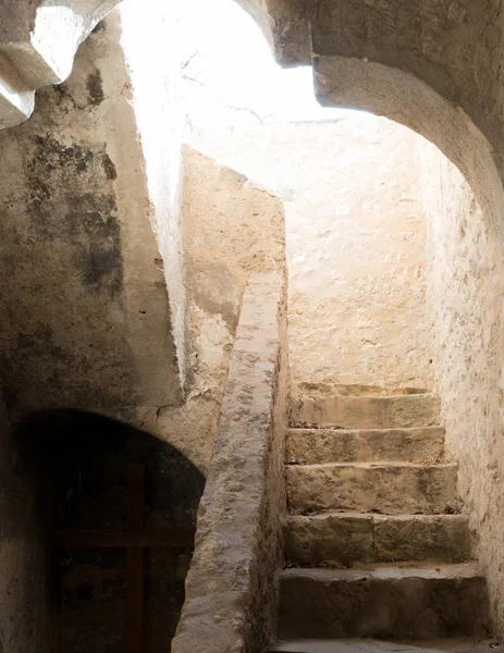 Éclatement de la lumière du soleil par l'escalier de l'étage supérieur — Photo