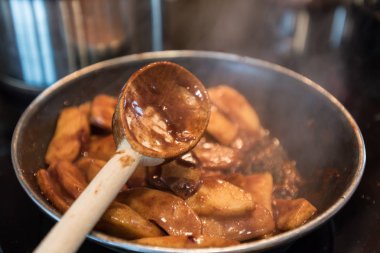 Kızarmış elma tahta kaşıkla