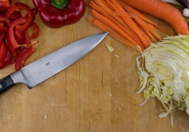 Şefler bıçak ile kesme sebze kesme tahtası dayanmaktadır