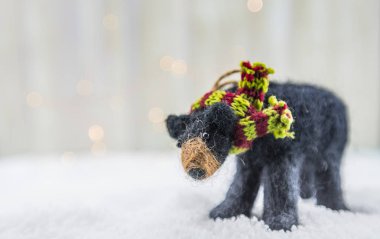 Keçe ayı süsleme yan görünümü ile kopya alanı sola