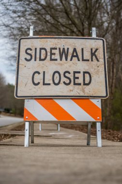 Düşük açılı görünüş kirli kaldırım kapalı işareti