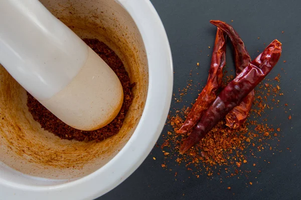 Mortel med marken och hela thailändsk Chili — Stockfoto