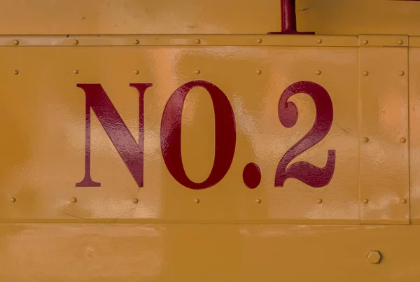 Κόκκινο αριθμό 2 σε κίτρινο μέταλλο — Φωτογραφία Αρχείου
