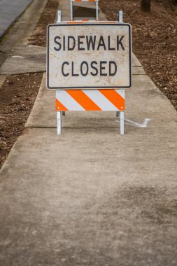 Kaldırım kapalı işareti alt yarısı kopya alanı ile geniş