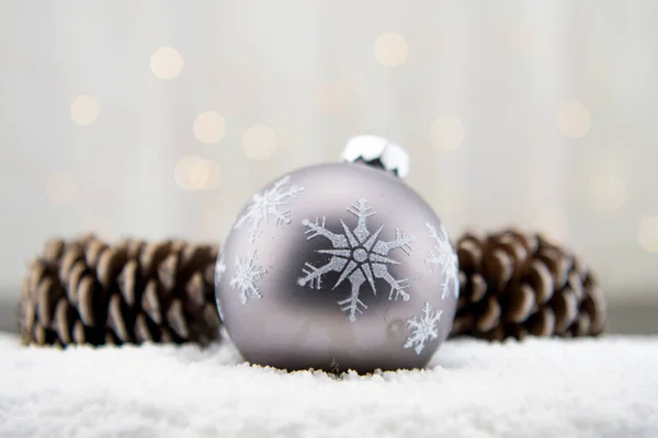 Adorno de bola de copo de nieve con conos de pino —  Fotos de Stock