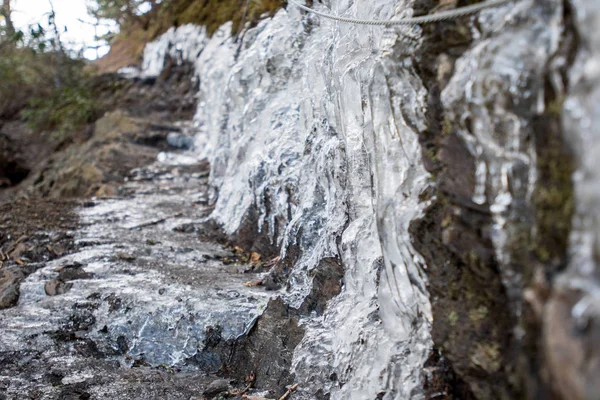 Dickes Eis auf schmalem Wanderweg — Stockfoto