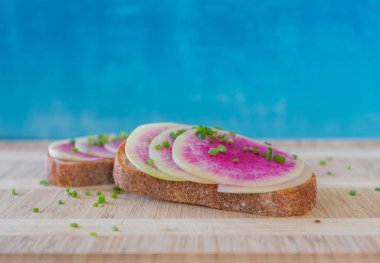 Karpuz turp sandviç mavi zemin üzerine