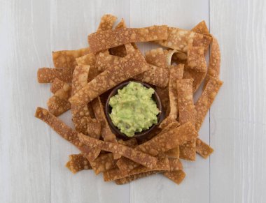 Ev yapımı cips tarafından çevrili guacamole