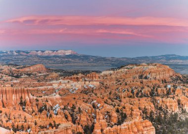 Bryce üzerinde gün batımında pembe bulutlar