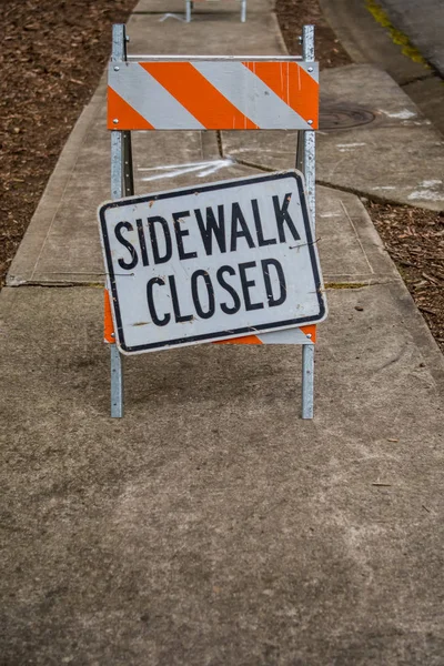 Sidewalk fechado sinal Askew com espaço de cópia abaixo — Fotografia de Stock