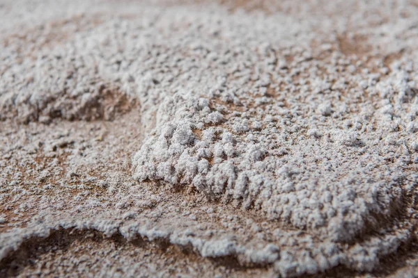 Weiße Mineralvorkommen auf Wüstenfelsen — Stockfoto