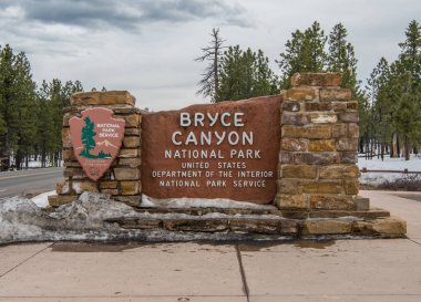 Bryce Canyon Milli Park giriş işareti karda