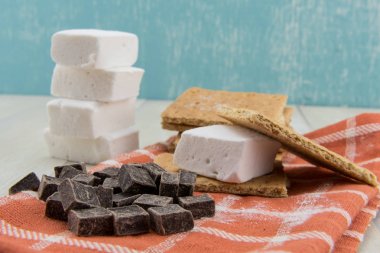 Turuncu peçete üzerinde deconstructed Smore