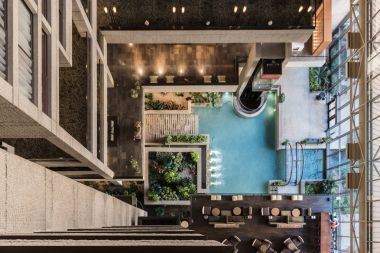 Atrium çeşme üzerinde aşağı bakıyor