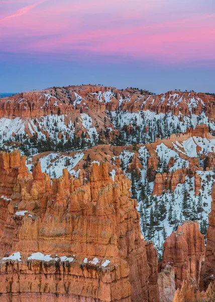 Neon pembe gökyüzü Bryce üzerinde günbatımında — Stok fotoğraf