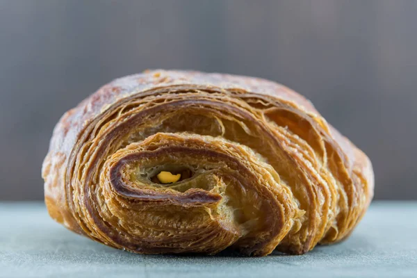 Espiando en un Croissant de chocolate —  Fotos de Stock