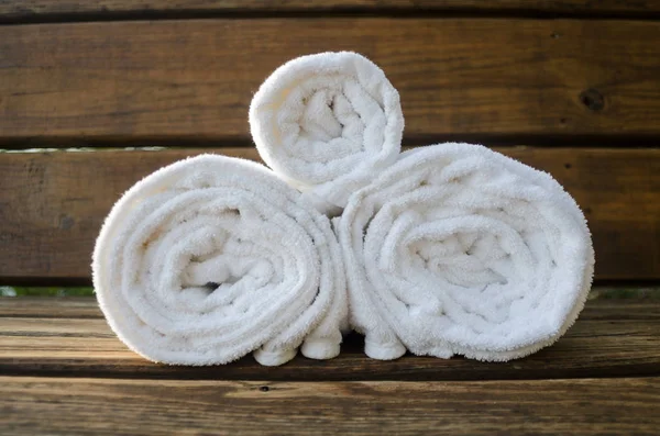 Τρεις πετσέτες έλασης σε ένα παγκάκι — Φωτογραφία Αρχείου