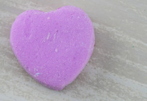带复制空间的空白紫色糖果心 — 图库照片