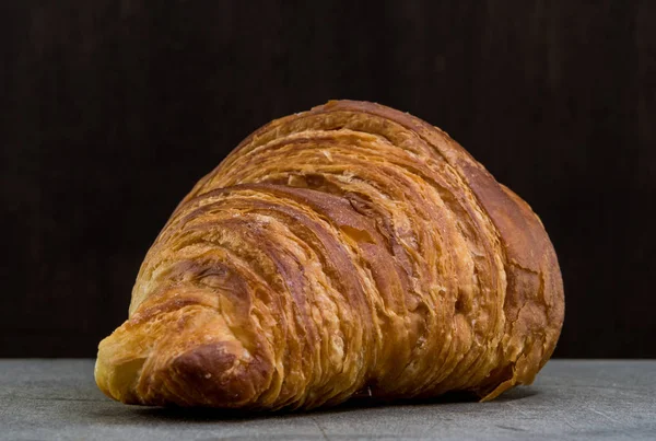 Croissant au beurre vue en diagonale — Photo