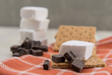 Hatmi ve Graham ile çikolata parçaları