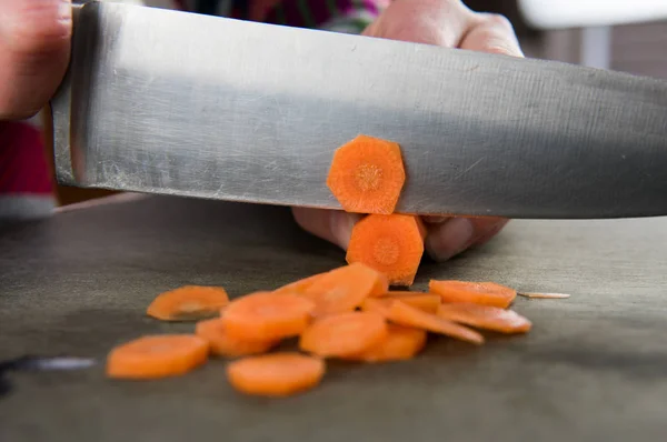Крупним планом ножем для різання моркви — стокове фото