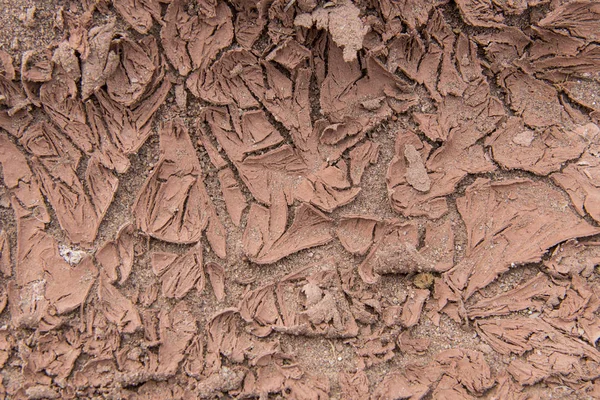 Тріснутий сухий верхній шар грунту з піском — стокове фото