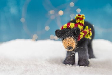 Sola kopya alanı ile keçe ayı süsleme