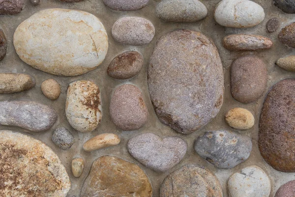 大きな岩とコンクリート護岸 — ストック写真